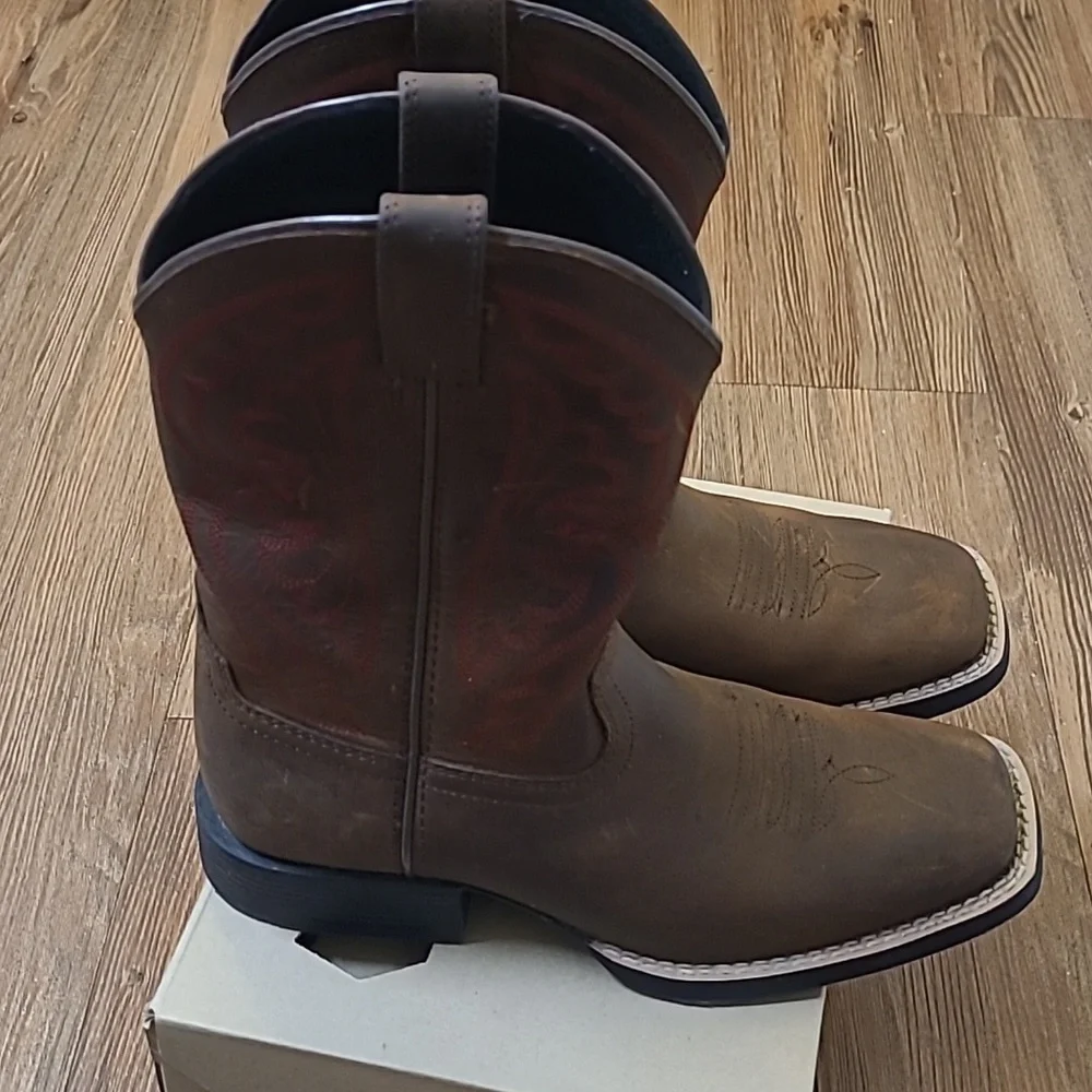 Ariat Brown and Red Western Boots‎ is for boy zise 2 used exelente condition.